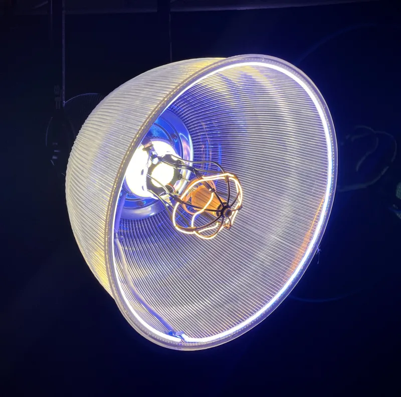 EL8 LumiBowl de trois quarts, filament allumé et anneau bleu